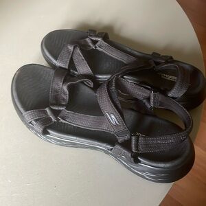 Skechers GOGA Max Sandals Women's size 9 Black Flat Strappy Shoes 15316